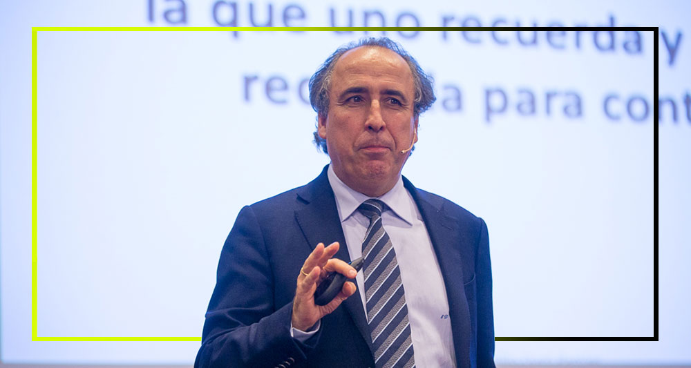 Emilio Duró durante una charla